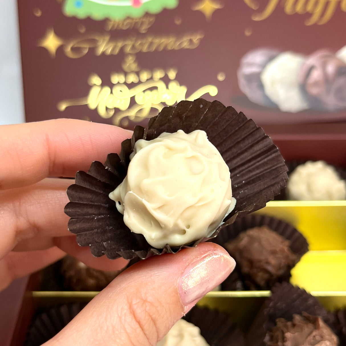 エマ チョコレートミルクとホワイトチョコレートトリュフ ヘーゼルナッツクリーム入り - メリークリスマスボックス - 250g