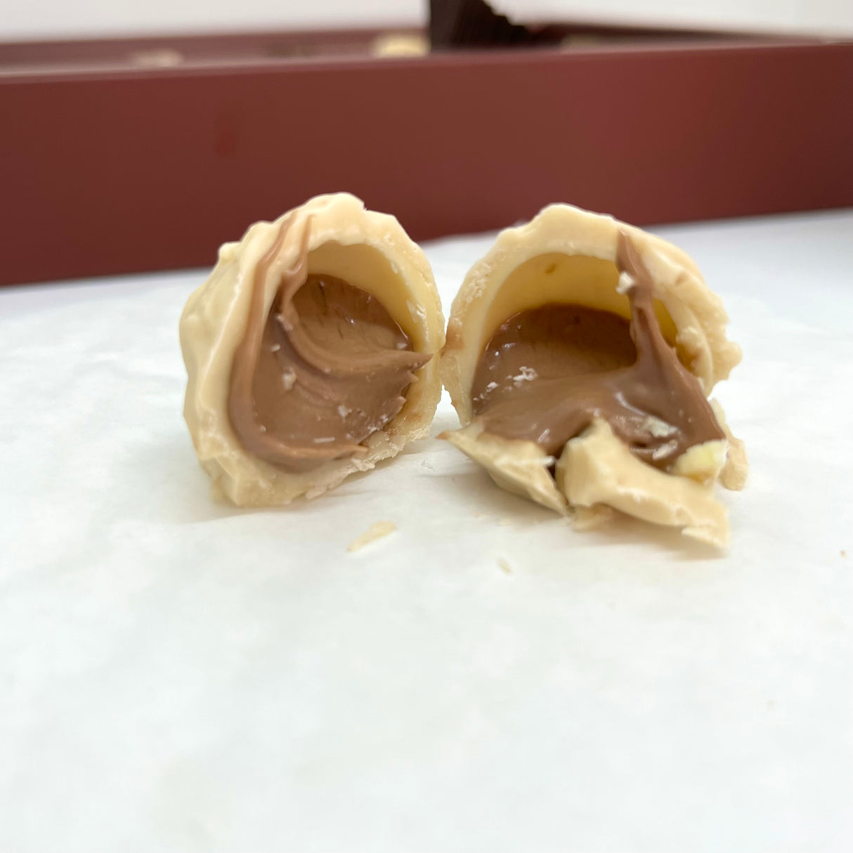 エマ チョコレートミルクとホワイトチョコレートトリュフ ヘーゼルナッツクリーム入り - メリークリスマスボックス - 250g